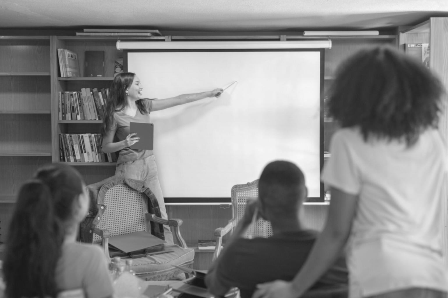 Grupo de personas colaborando en planificación financiera