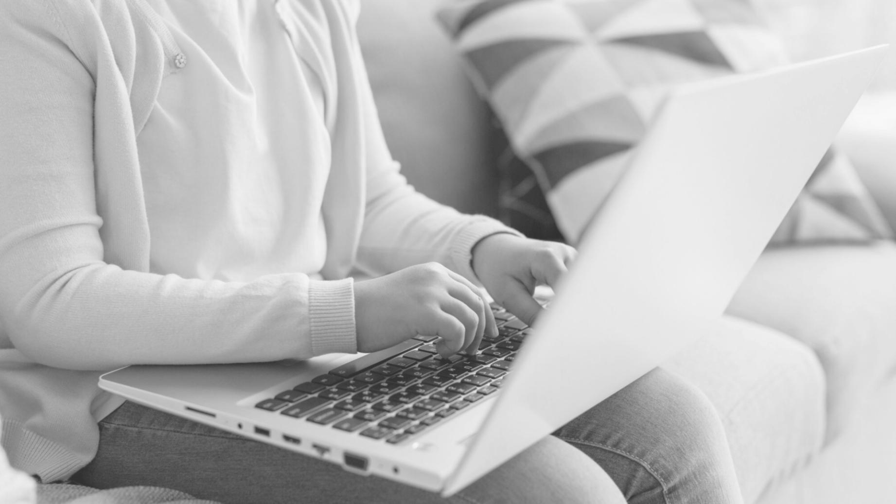 Consultor financiero revisando documentos y gráficos de planificación económica en oficina moderna