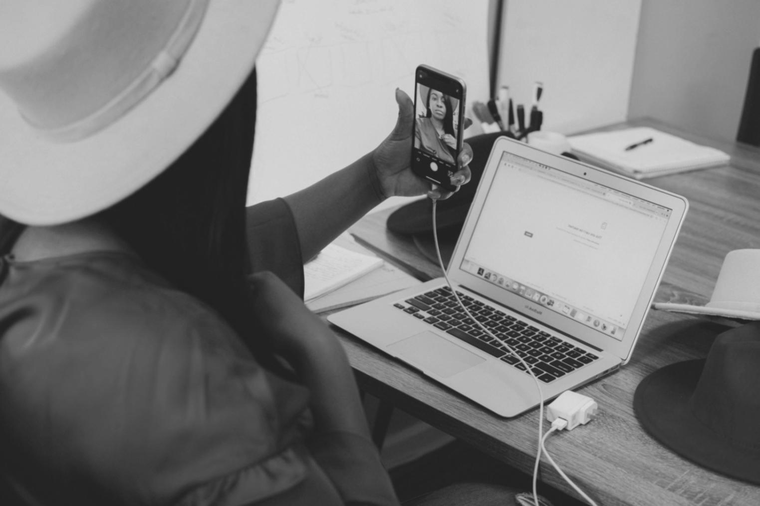 Evaluación financiera personalizada con documentos y calculadora
